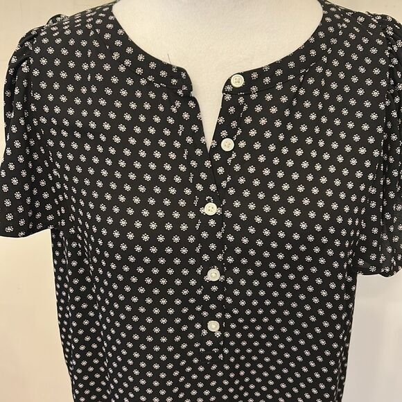 LOFT Black and White Flutter Short Sleeve Sleeve Blouse Size S EUC - Picture 4 of 9